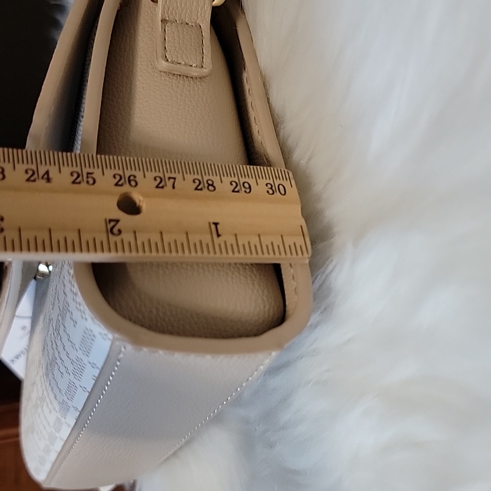 Tommy Hilfiger Cream and White Crossbody Bag with Elegant Design - Picture 11 of 11